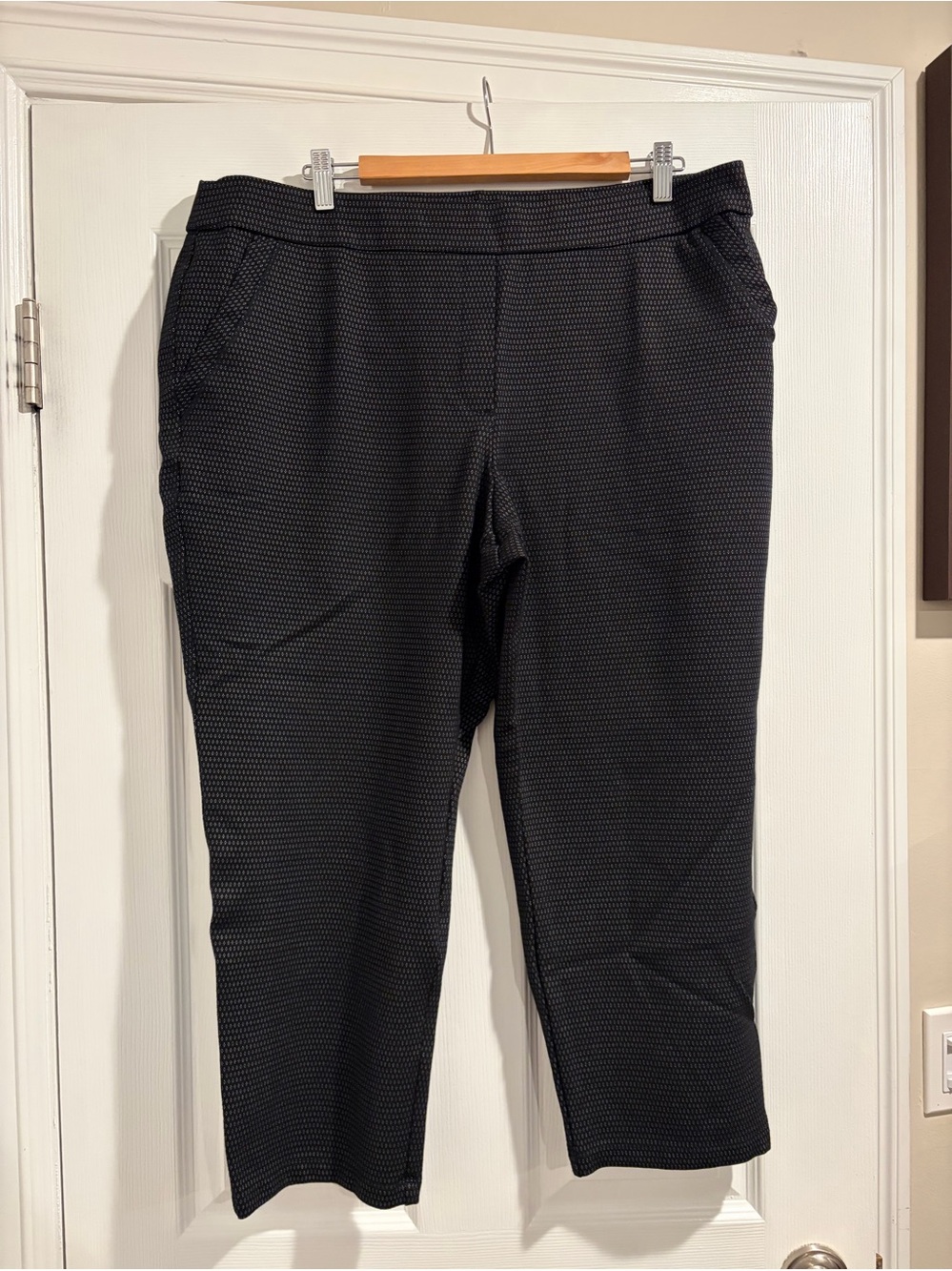 Women's Black Textured Cropped Pants